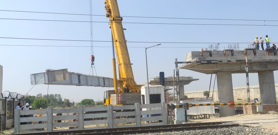 dfccil_india's tweet photo. Five girders of 24 m span over #EDFC alignment at LC 14 for the construction of Road Over Bridge (ROB) were successfully launched on 26.03.2023. #levelcrossingfreeDFC https://t.co/2zypZkMxoz