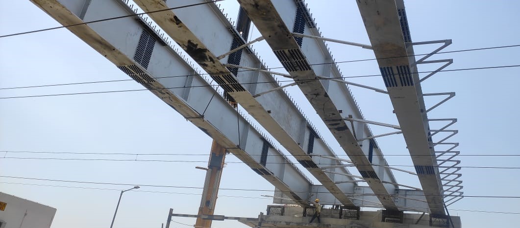 dfccil_india's tweet photo. Five girders of 24 m span over #EDFC alignment at LC 14 for the construction of Road Over Bridge (ROB) were successfully launched on 26.03.2023. #levelcrossingfreeDFC https://t.co/2zypZkMxoz