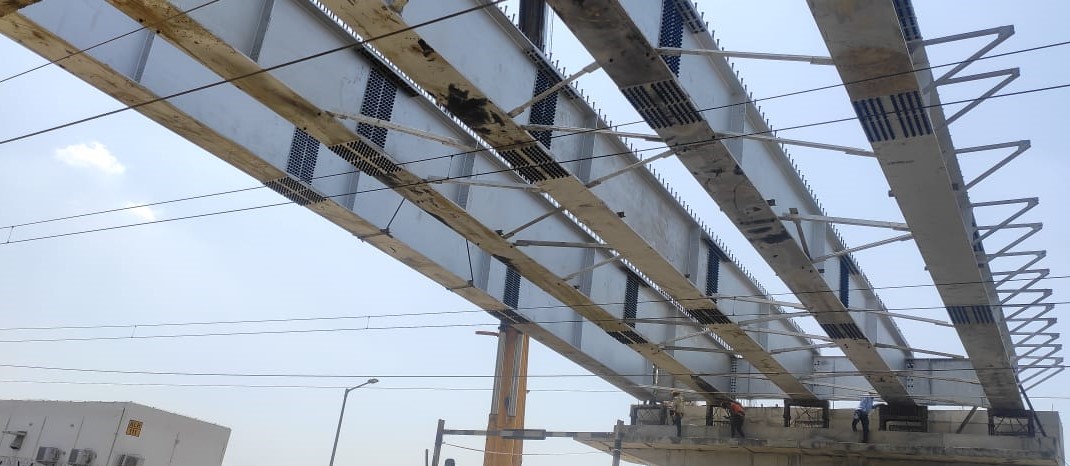 dfccil_india's tweet photo. Five girders of 24 m span over #EDFC alignment at LC 14 for the construction of Road Over Bridge (ROB) were successfully launched on 26.03.2023. #levelcrossingfreeDFC https://t.co/2zypZkMxoz
