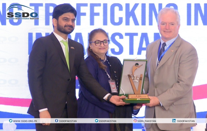 SSDOPakistan's tweet photo. Senior Journalist from The News Karachi, Ms. Lubna Jerar @raiseqalam won the Journalist Award on Combatting #HumanTrafficking, funded by SSDO, for her exemplary work and continuous coverage of the issue of human trafficking and bonded labor in #Pakistan #SSDOTIPConference https://t.co/Px7QJzHh5F
