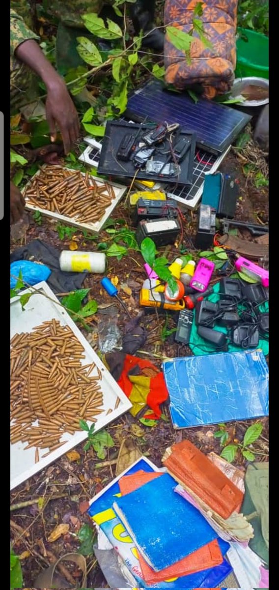 herve_kalera's tweet photo. Urgent 🚨🚨
Hier notre armée a fait une assaut à #kididiwe dans le camp des terroristes ADF en beni territoire. Bilan 40 ADF tué, 17 armes récupérées et plusieurs effets militaires similaires à celui des M23/RDF ont été récupérés. Possible que les ADF sont de mèche avec M23/RDF https://t.co/90IKBrO7Fj