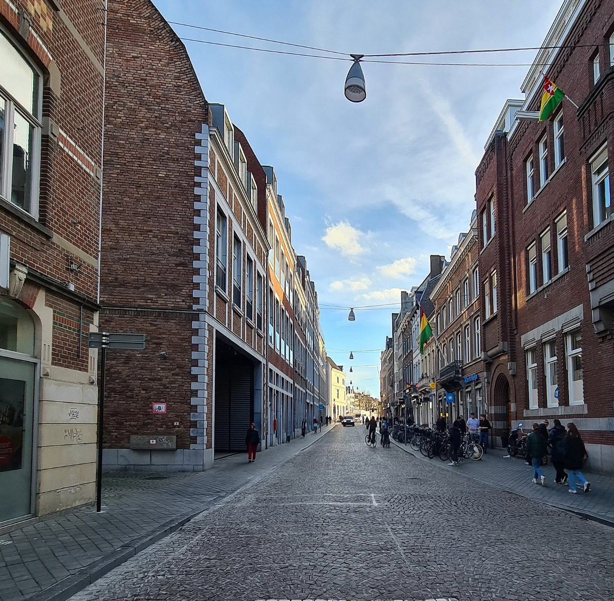 Helmstraat afgesloten door waterlekkage! In verband met een breuk in de waterleiding is de Helmstraat afgesloten. Hierdoor zijn winkels ook niet bereikbaar (behalve Albert Heijn via de Markt). Het is nog niet bekend hoe lang de overlast gaat duren.