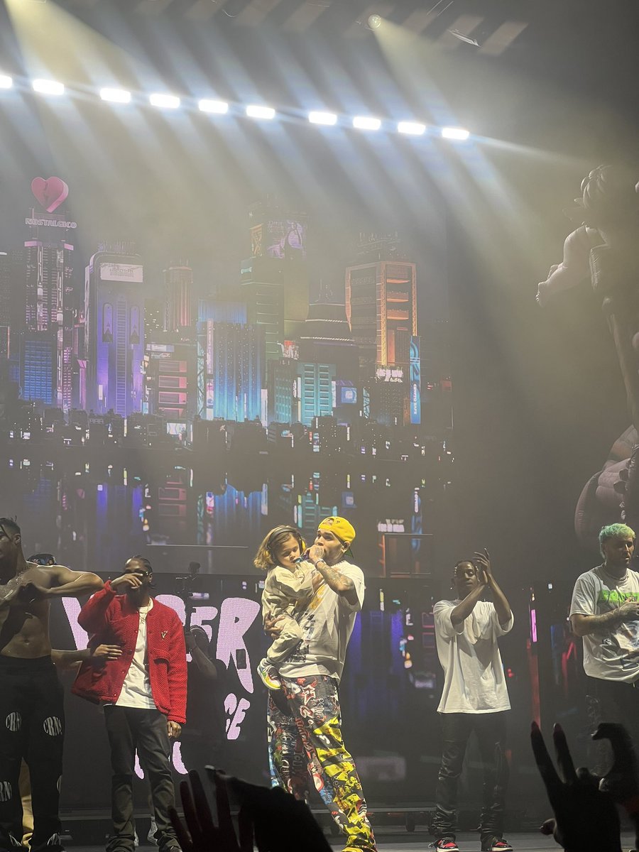 belamiJr's tweet image. Chris brown à respecté le publique Français 10/10. Au niveau Scénographie c’était ouf
