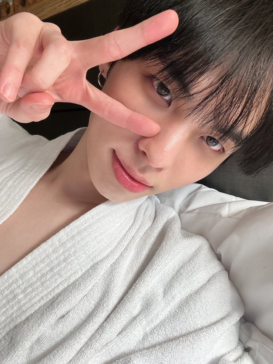- But im too bare-faced
- No but my skin become so much better
- After I changed my makeup, I feel so much better

#bxintl_trans
#BX #이병곤 #CIX