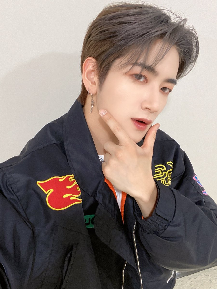 TRENDZ_OFFCL's tweet photo. [#윤우]

갑자기 쌍커풀이 생긴 이유는..?🐺

#FROM_TRENDZ #TO_FRIENDZ #TRENDZ #트렌드지 #오늘 #라디오 #재밌었나요! #dD https://t.co/NdxXbsI4SJ