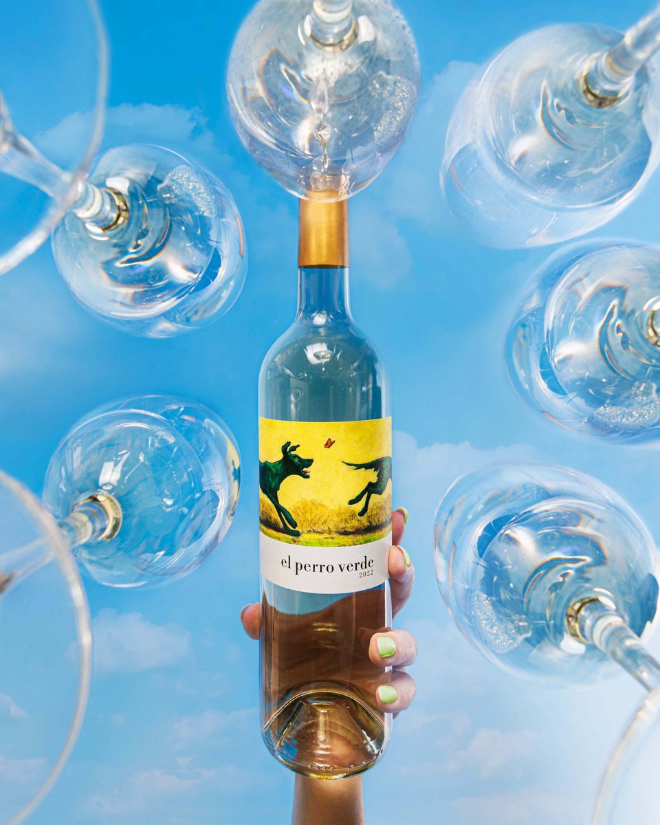 vilaviniteca's tweet photo. ¡El perro verde 2022 llega más fresco, cristalino y vibrante que nunca! En nariz es intenso y fragante y en boca destaca por su fantástica vivacidad, una textura untuosa y un recorrido largo y muy fresco. Una añada muy equilibrada. #vinodeldía https://t.co/SZBNI6ZtAJ https://t.co/rrjnmQEGyH