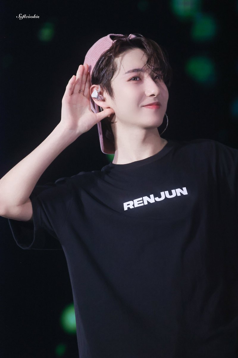 Softcookiee323's tweet photo. 𝟐𝟑𝟎𝟑𝟐𝟒 𝐇𝐨𝐧𝐠𝐤𝐨𝐧𝐠 𝐃𝐚𝐲𝟏

Listening to the birthday song🎂

#仁俊 #RENJUN #런쥔 #NCTDREAM https://t.co/gqM1IN730q