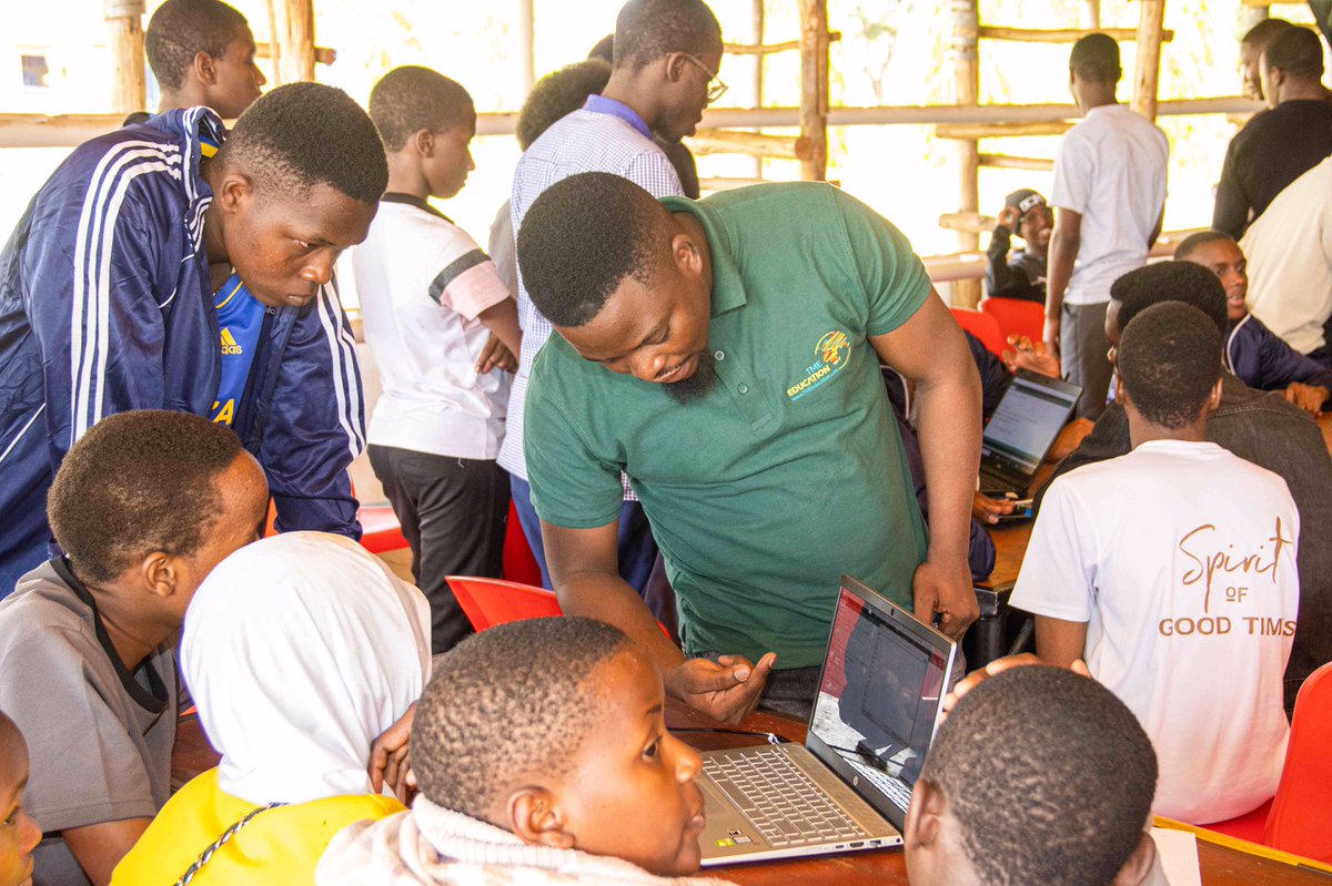 ArushaScience's tweet photo. For International Day of Arduino, @tme_education hosted an Arduino session with a fun challenge for our pre-form V students and visiting peers✨
Students were tasked with solving a community problem using Arduino programming!💪🏾
With @2nyiMonalisa 👏🏽
#arushascience #stem 🇹🇿 https://t.co/gwOtqfCiBb