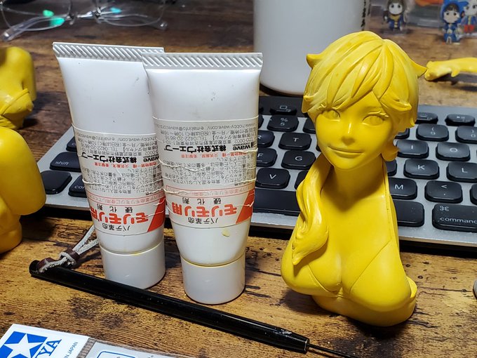 ポリパテ硬化剤の2本目がもうなくなりそう&主剤の底が見えてきている。 