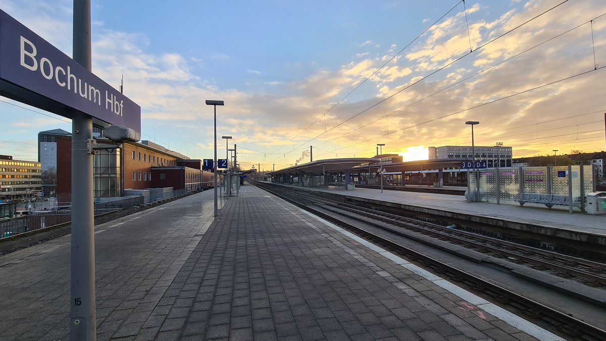 Der Bochumer Hauptbahnhof um 8.00 Uhr morgens. Selbst die Tauben haben sich zurück gezogen. Ein seltenes Bild. Verdi und EVG im Streik.
#verdi #Streik #EVG #bochum #hauptbahnhof