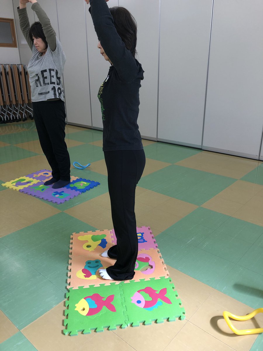 awarecircle's tweet photo. 手を上げて肩が痛い？
腕を上に上げる機会も少ないから筋力不足だけど、
土台ちゃんとしてる？
骨盤からした(脚、足)バランス重要❗️
姿勢重要💕 https://t.co/tzoLQ0JBxu