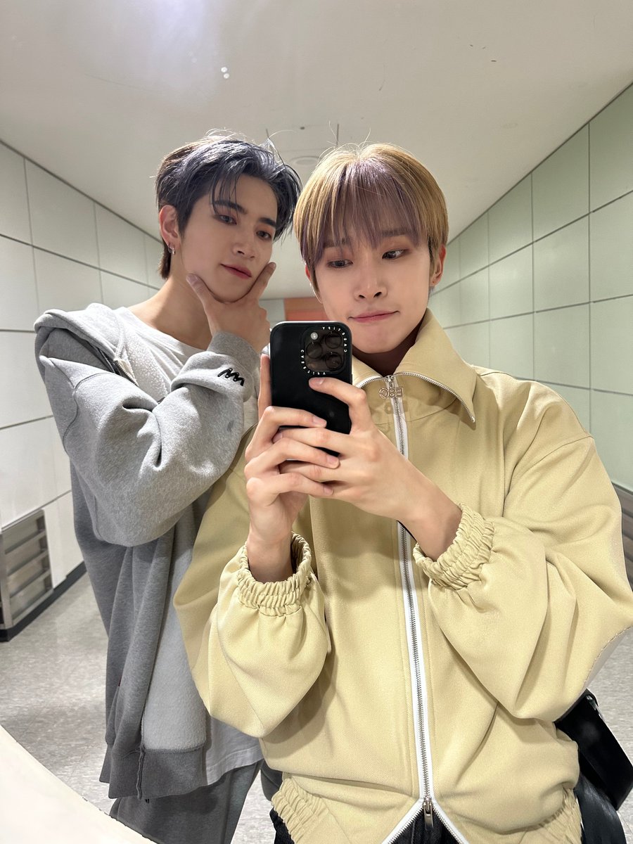 TRENDZ_OFFCL's tweet photo. [#리온]

To. 윤우 
나야 모르지~~😁

#FROM_TRENDZ #TO_FRIENDZ #TRENDZ #트렌드지 https://t.co/6oUuEHItU8