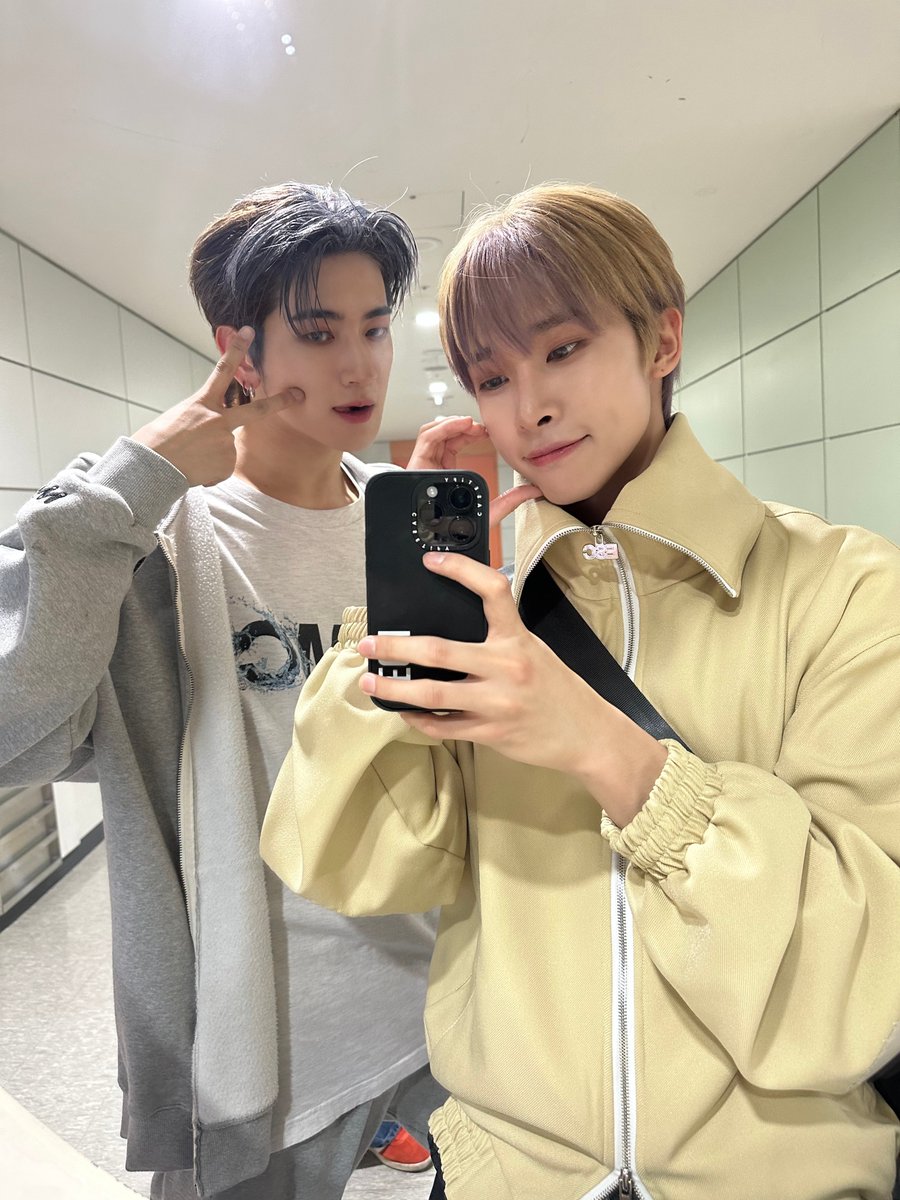 TRENDZ_OFFCL's tweet photo. [#리온]

To. 윤우 
나야 모르지~~😁

#FROM_TRENDZ #TO_FRIENDZ #TRENDZ #트렌드지 https://t.co/6oUuEHItU8