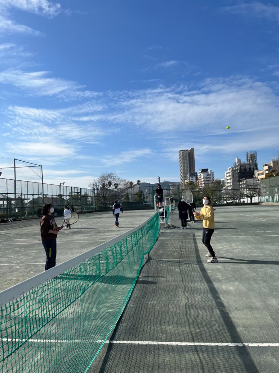 cuc51st's tweet image. 行事紹介⑥ 新年会
新年会では、男女でペアを組んでテニスの試合をします！🎾
ペアはくじで決めるのでドキドキです✨
試合後は全員で新年会コンパを行います！👍🏻

＃春から神戸大学
＃春から神戸女学院大学