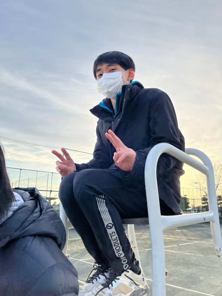 cuc51st's tweet image. 行事紹介⑥ 新年会
新年会では、男女でペアを組んでテニスの試合をします！🎾
ペアはくじで決めるのでドキドキです✨
試合後は全員で新年会コンパを行います！👍🏻

＃春から神戸大学
＃春から神戸女学院大学