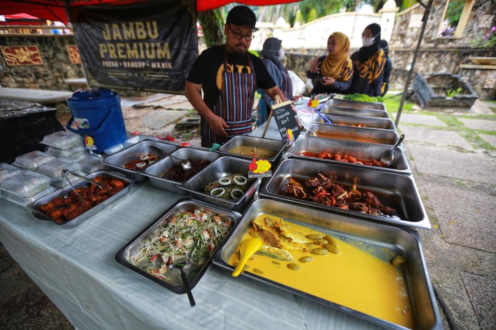 tvalhijrahperak's tweet photo. NAK dapat makanan pada harga murah? 
Jom ke Bazar Ramadan Rahmah di Taman Persisiran Ipoh Riverfront atau lebih popular dengan nama People's Park.Ada 30 peniaga di situ yang menjual pelbagai jenis makanan dan minuman. 

Jom kita sama sama support peniaga peniaga di sini. https://t.co/MTwqrpdrdv