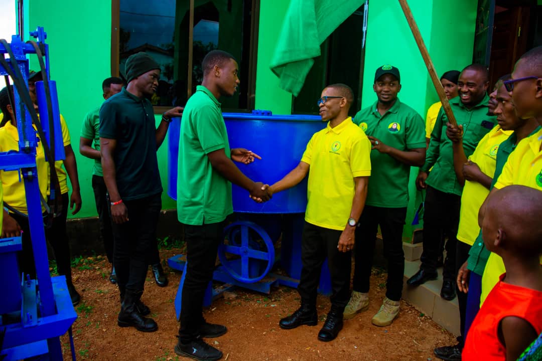 m_mundeba's tweet photo. PICHA NA MATUKIO.
Wenyeviti UVCCM wilaya 11 kanda ya ziwa wakikabidhi mashine ya kufyatua tofari yenye thamani Tsh. Mil. 9 kama mradi wa uchumi UVCCM Kahama katika kuadhimisha miaka 2 ya Rais Samia Hassan Suluhu. https://t.co/hfJl31HkEc