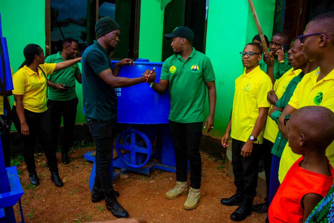 m_mundeba's tweet photo. PICHA NA MATUKIO.
Wenyeviti UVCCM wilaya 11 kanda ya ziwa wakikabidhi mashine ya kufyatua tofari yenye thamani Tsh. Mil. 9 kama mradi wa uchumi UVCCM Kahama katika kuadhimisha miaka 2 ya Rais Samia Hassan Suluhu. https://t.co/hfJl31HkEc