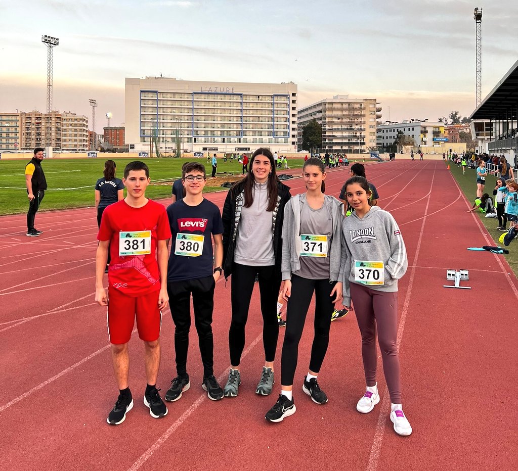 Els alumnes que participen fent atletisme dins el pla català de l'Esport, van estar a les pistes d'atletisme de Lloret per fer diferents proves.
 #edufis #atletisme #pcee #activitatfisicaisalut #movement