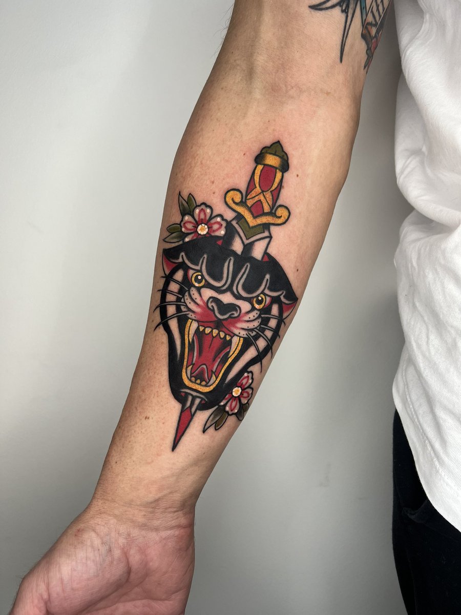 southgatetattoo's tweet photo. • Panther & Dagger • traditional classic design by our resident @nicole__tattoo
Get in touch to book with Nicole for April/May!
Books/info in our Bio: @southgatetattoo
•
•
•
#pantheranddagger #panthertattoo #daggertattoos #daggertattoo #traditionaltattoos #colourtattoos https://t.co/fGtjaHeWwH