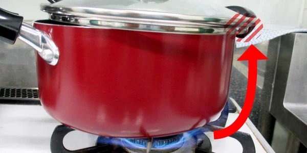 「お玉を入れたまま蓋をする」とガラス蓋が割れてしまう⁉