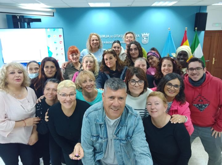 SolidaridadIn's tweet photo. Una veintena de personas se forma en Almuñécar (Granada) como cuidadores gerontólogos en el curso impartido por Solidaridad Intergeneracional.
@AlmunecarAyto
#ProgramaFamilia #AyuntamientodeAlmuñecar https://t.co/xAWZGy7kkP