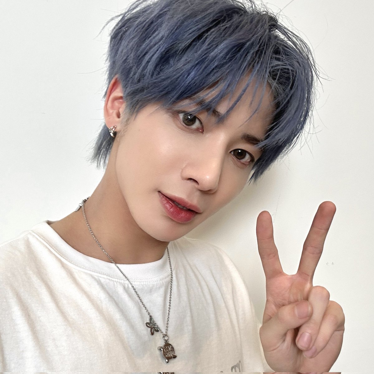 taejuwn's tweet photo. blueberry muffin fresh from the bakery https://t.co/vnAb6VVZZI