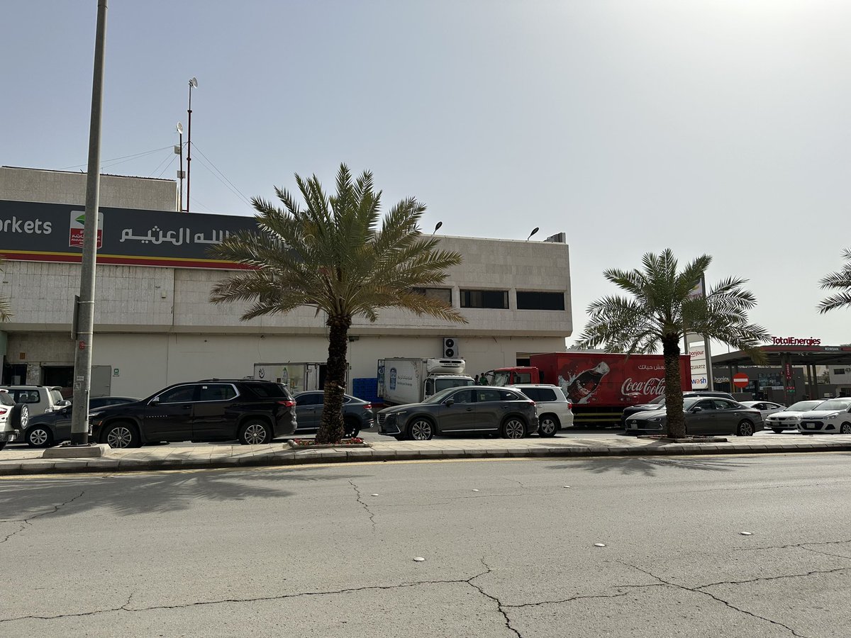 MIAlomran's tweet photo. @OthaimMarkets احبتي
فرعكم في شارع الحسن بن علي
للاسف يوميا في رمضان وغير رمضان
وفي نفس توقيت بداية المدارس
يغلق مسار كامل لغرض التحميل والتنزيل
مما يسبب زحام ويؤخرنا 
ارجوا ايجاد حل أو تغيير التوقيت
واليوم كذلك سياره كولا كولا اغلقت مسار اضافي

وشكرا
@eMoroor @COCACOLA_KSA https://t.co/n6JC6YoaHn
