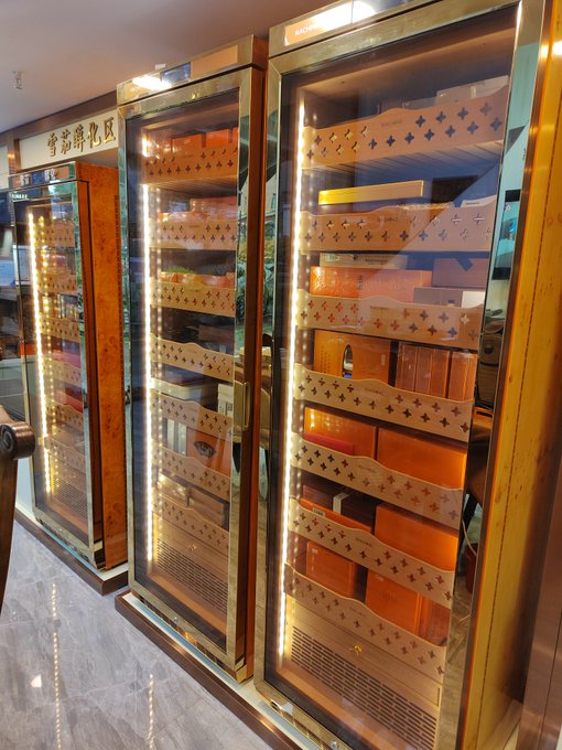 Cigar Bar👏👏👏👏🙏🙏🙏

 with Raching humidors  order same at: whatsapp: +86 18675579993 email: katrina@raching.com #raching #rachinghumidor #cigars #cigar #cigarhumidor #cigarcabinet #cigarshop #cigarcollection #cigarstorage #cohiba #davidoff #cigaraccessories #cigarbox