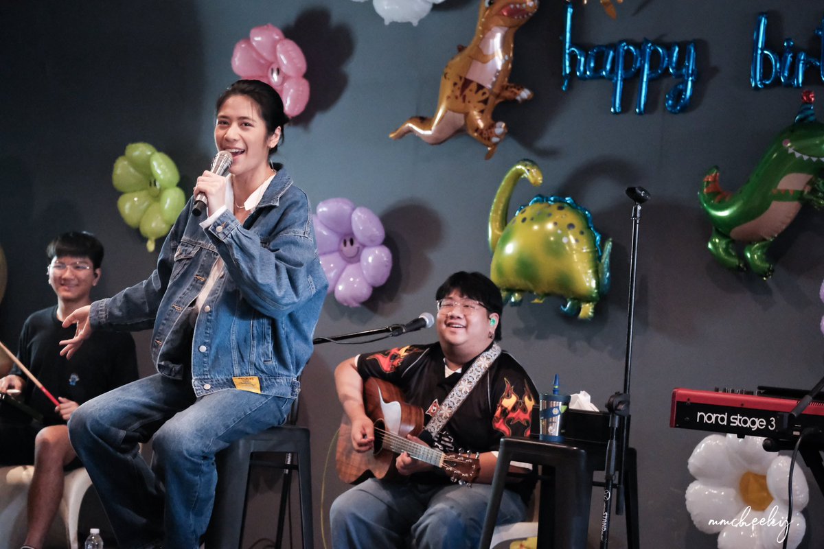 sarahgallerys's tweet photo. || รอยยิ้มของเธอได้มองก็ชื่นใจ
รอยยิ้มของฉันได้มองเธอก็พอ || 
🎶 : @sarah_salola 
📸 : mmcheeky 
#เธอชอบร้องฉันชอบฟัง 🎸🎶
#sarahsalola #mmcheeky #ตากล้องร่าห์ปิ๊ก https://t.co/gmlkbwhNgO