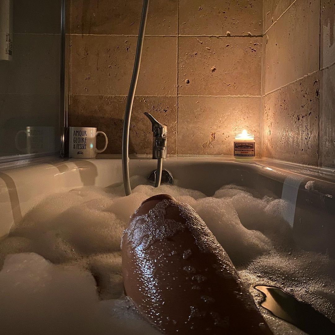 desenvies's tweet photo. Un bain à deux pour débuter la semaine ??? https://t.co/pthNyLiLaQ