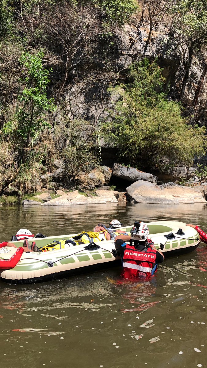 USARM's tweet photo. Excursionista de 72 años sufre contusiones que extienden su tránsito por el río San Jerónimo, lo que lo lleva a sufrir agotamiento e hipotermia.
Se brinda atención y evacuación desde la gruta a nuestra base de operaciones #BDO #USARM #CEFOE #riossubterraneos https://t.co/FR4R9VFwrE