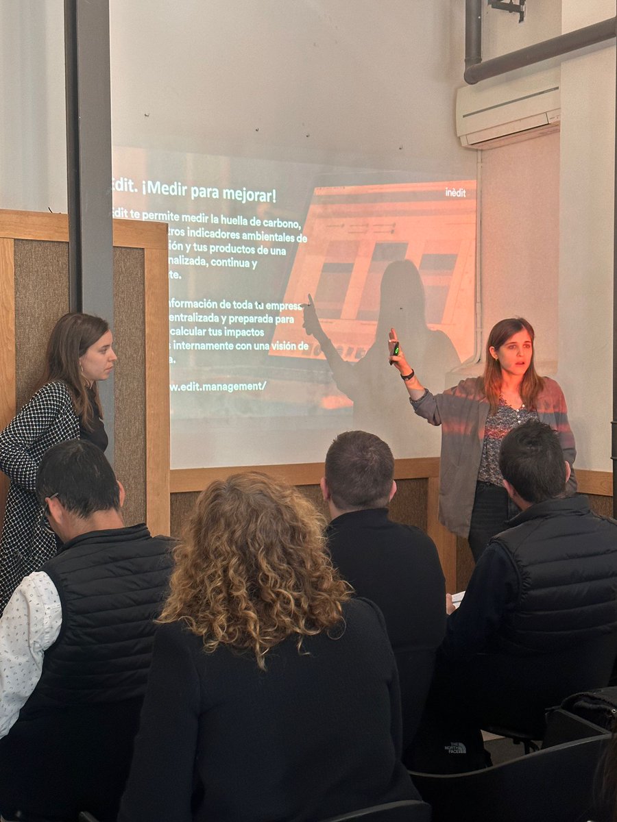 ineditinnova's tweet photo. Bon dilluns!

Recordant l'Esmorzar del @clusterfood🥐
Sala plena i en petit comitè! Unió perfecta per interaccionar i compartir experiències amb els assistents.

📸 @sofia_sogamar i @JuliaGassol en acció parlant dels beneficis ambientals de les estratègies d'#ecodisseny d'envasos https://t.co/42FwVfcBMU