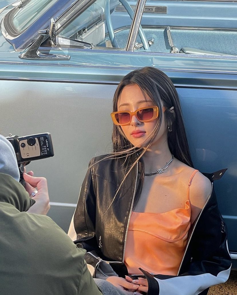 taejuwn's tweet photo. posing as if a crown is sitting on her head https://t.co/cGr0lmKRZu