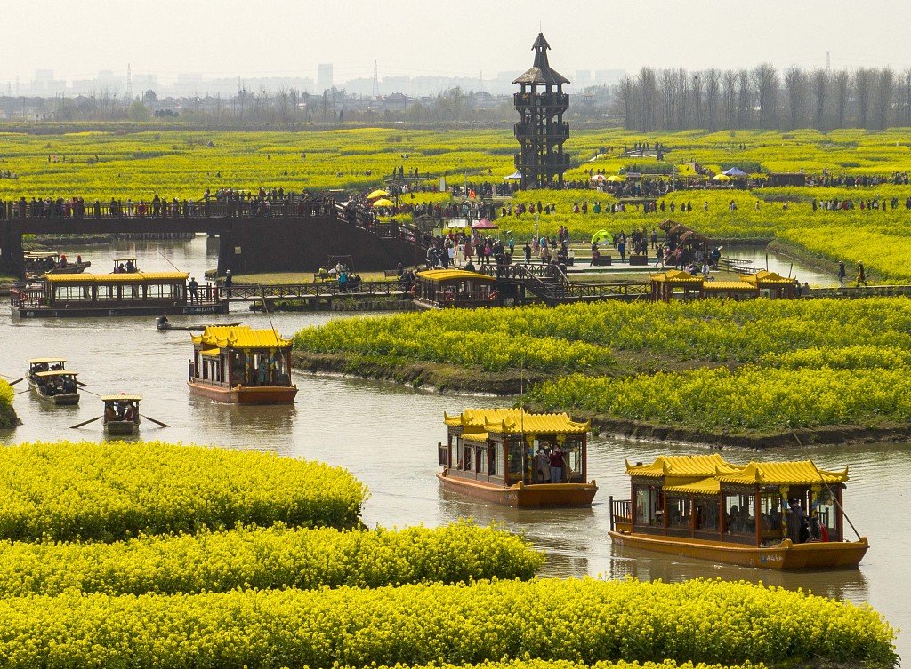 CGTNOfficial's tweet image. Rapeseed flowers at the Qianduo scenic spot in Xinghua City, east #China's Jiangsu Province, are recently in full bloom, presenting a picturesque #spring scenery. #SpringInChina