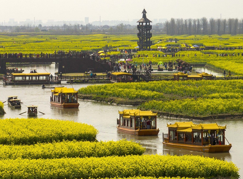 Rapeseed flowers at the Qianduo scenic spot in Xinghua City, east # ...