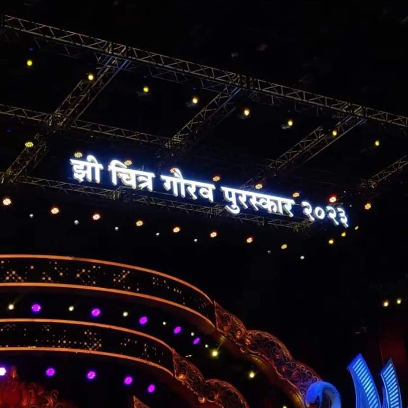 SonaSsg's tweet photo. *HEARTIST CONGRATULATIONS*
Heartiest Congratulations to the Queen @shreyaghoshal for winning the award #ZeeChitraGaurav2023 for the Marathi song #Chandra from @TheChandramukhi .
Gesture @AjayAtulOnline Sir for gifting this beautiful creation.
#SGslayed #SGRules https://t.co/vD86zoESvr
