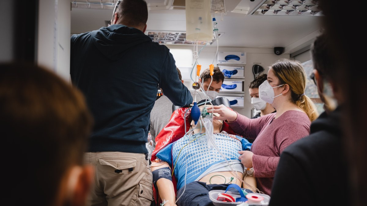 Trotz erneuten Gegenwinds ist klar: Wir werden weiter für den Facharzt Notfallmedizin kämpfen! Dieser wird seit vielen Jahren mit guten Argumenten von @DieDgina gefordert. Die Zusatzweiterbildung Klinische Akut- und Notfallmedizin kann nur ein Zwischenschritt auf diesem Weg sein.