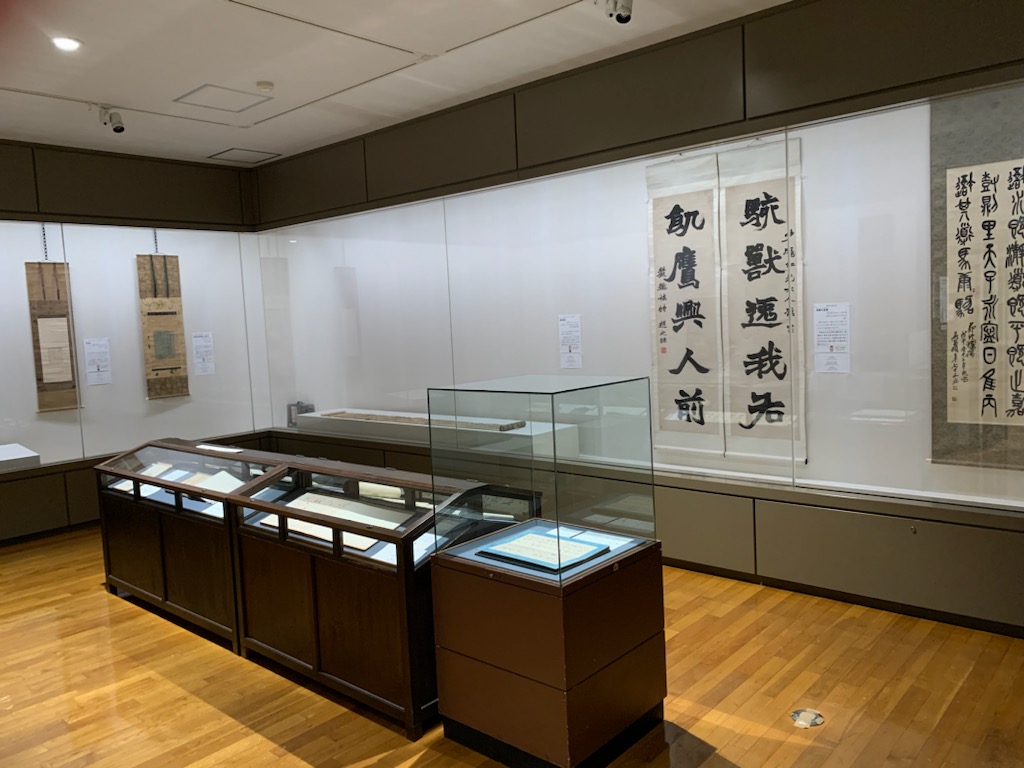 shodo_museum's tweet photo. お疲れ様です。「王羲之と蘭亭序」後期展開催中です。１階から王羲之、２階に上がってみれば蘭亭序、大報帖に妹至帖、趙之謙、呉昌碩に高野切。書道をやってれば誰しもが聞いたことがある人や作品がズラリ。この最高のメンバーでやるの、あと一ヶ月しかありません。書道博物館に、さぁ行こう！ https://t.co/cu0QPKsH1h