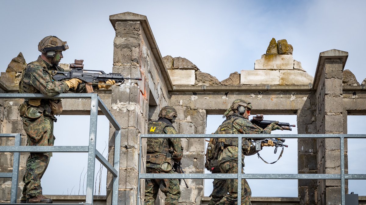 Deutsches_Heer's tweet photo. Mensch gegen Mensch – „Klar zum #Gefecht!“. Der Kampf im urbanen Raum rückt immer stärker in den Fokus der infanteristischen Ausbildung. #Soldaten vom #Panzergrenadierlehrbataillon92 üben den Orts- & Häuserkampf in #Lehnin. Für ein starkes #Heer in der #LVBV. https://t.co/nkKAhS2f7F