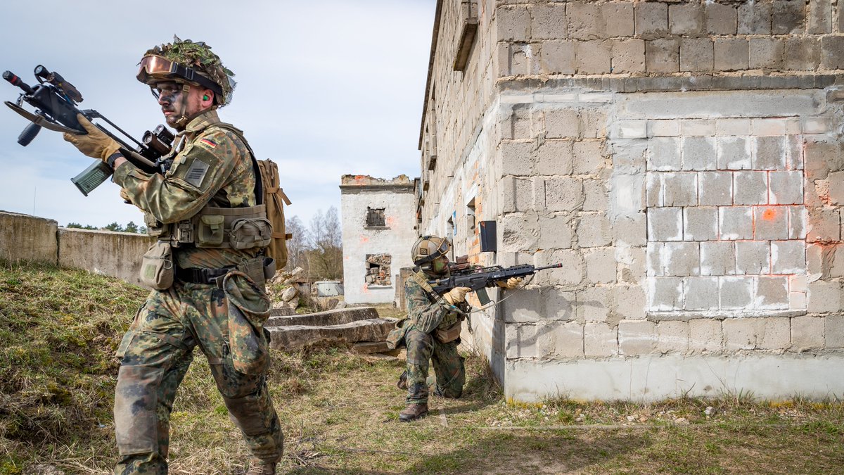 Deutsches_Heer's tweet photo. Mensch gegen Mensch – „Klar zum #Gefecht!“. Der Kampf im urbanen Raum rückt immer stärker in den Fokus der infanteristischen Ausbildung. #Soldaten vom #Panzergrenadierlehrbataillon92 üben den Orts- & Häuserkampf in #Lehnin. Für ein starkes #Heer in der #LVBV. https://t.co/nkKAhS2f7F