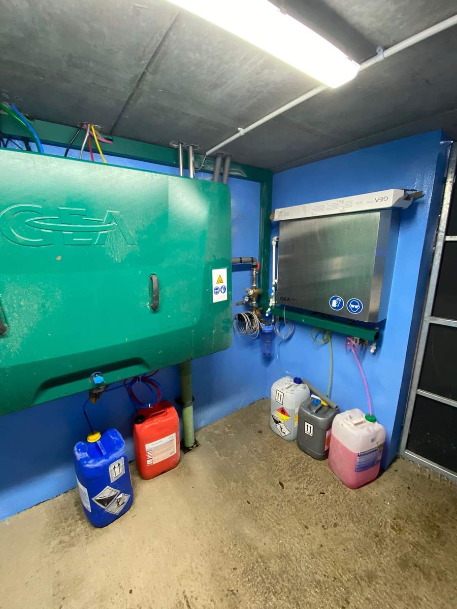 RoboticGrazing's tweet photo. Fantastic looking GEA DairyRobot R9500 install from McKnight Dairy Service https://t.co/aJO8Fe5Awi