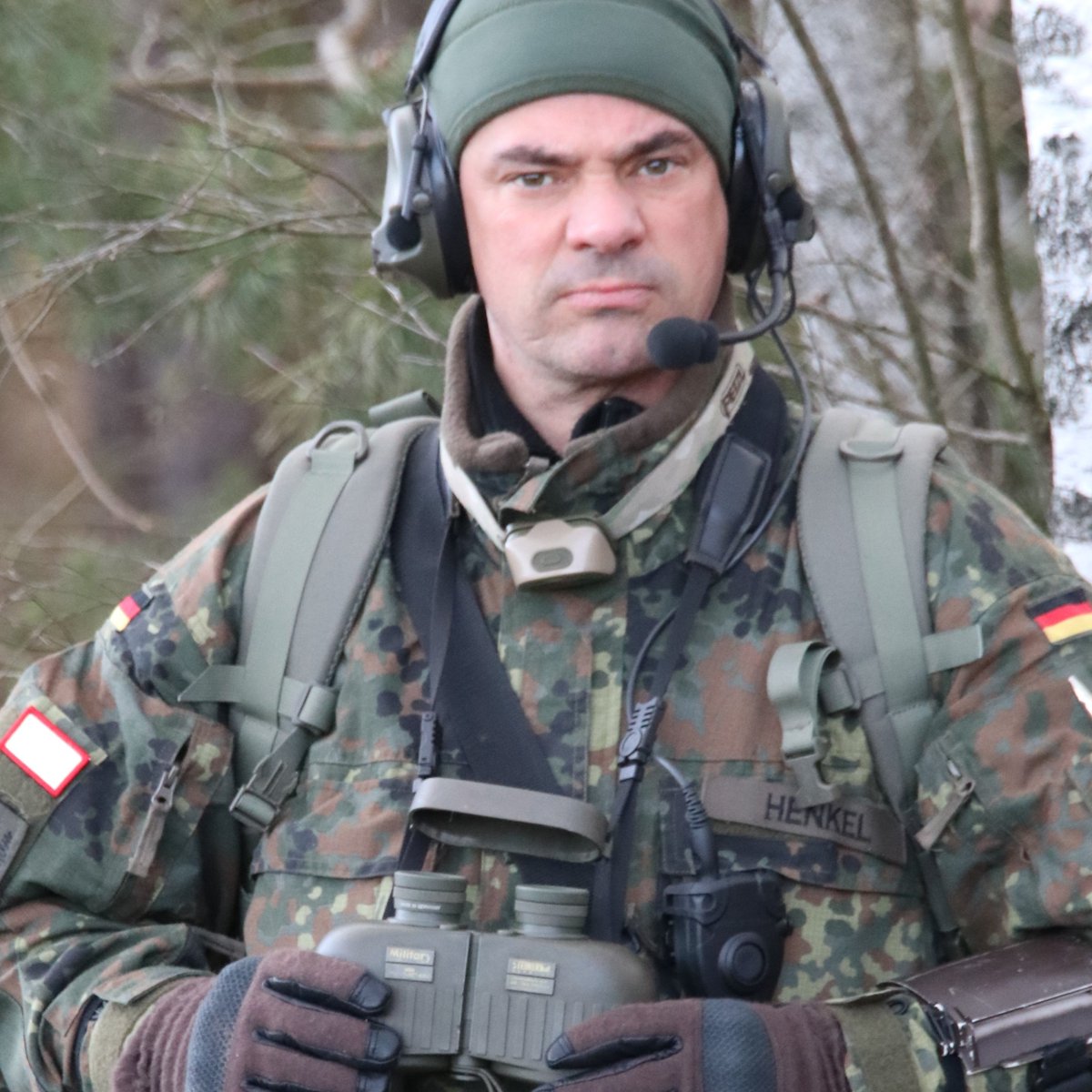 Deutsches_Heer's tweet photo. Planung ist das halbe Leben, so auch bei der Übung #DunklerAnfang vom #Fallschirmjägerregiment26 #Heer. Grundlage für eine #Luftlandeoperation ist der Operationsplan. Im #Gefechtsstand laufen dazu alle aktuellen Informationen zusammen & bleiben stets auf dem neuesten Stand. https://t.co/GJbQexM4Kx