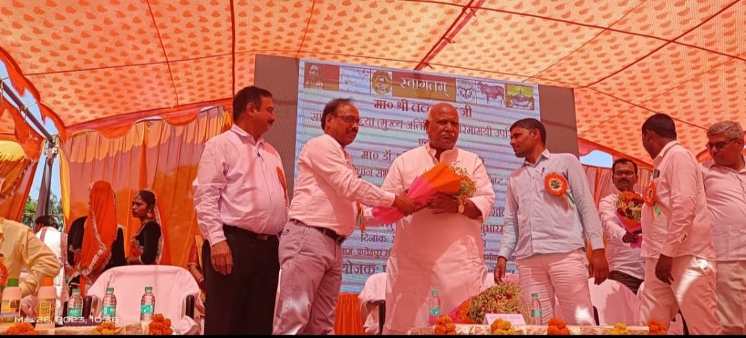AhAyodhya's tweet photo. CVO Ayodhya is welcoming Honb,le MP Ayodhya in Animal Health camp (26_03_2023) https://t.co/CTCgdvrf9u