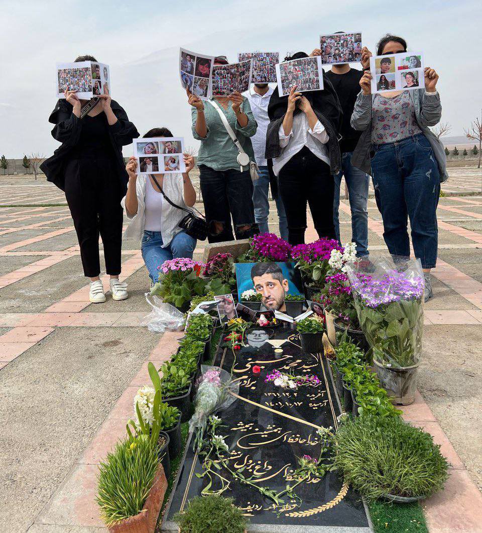 RADOCLUB's tweet photo. «برادرم که سنگر من است…» #محمد_حسینی

#مهسا_امینی 
#اعتصابات_سراسری 
 #IRGCterrorists https://t.co/DXUhf9PMsj