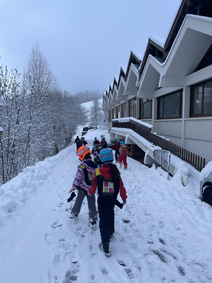 fgl_paris's tweet photo. ¡Los alumnos y alumnas de 4º y 5º de primaria ya están en Valmenier! Hoy algunos tendrán su primera clase de nieve, otros ya saben esquiar perfectamente. ¡Les espera una semana llena de aventuras!
#cefgl #cefglparis @AccEducativaExt https://t.co/uOjEsgjrpp