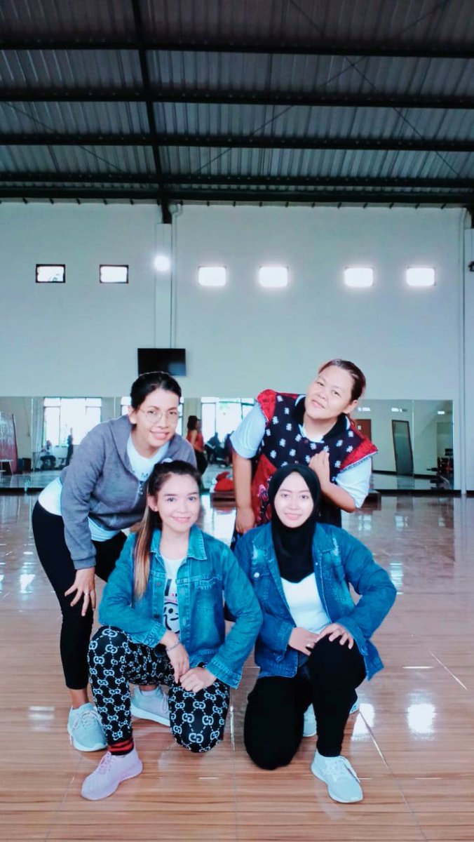 D sinilah kita selalu tertawa bersama