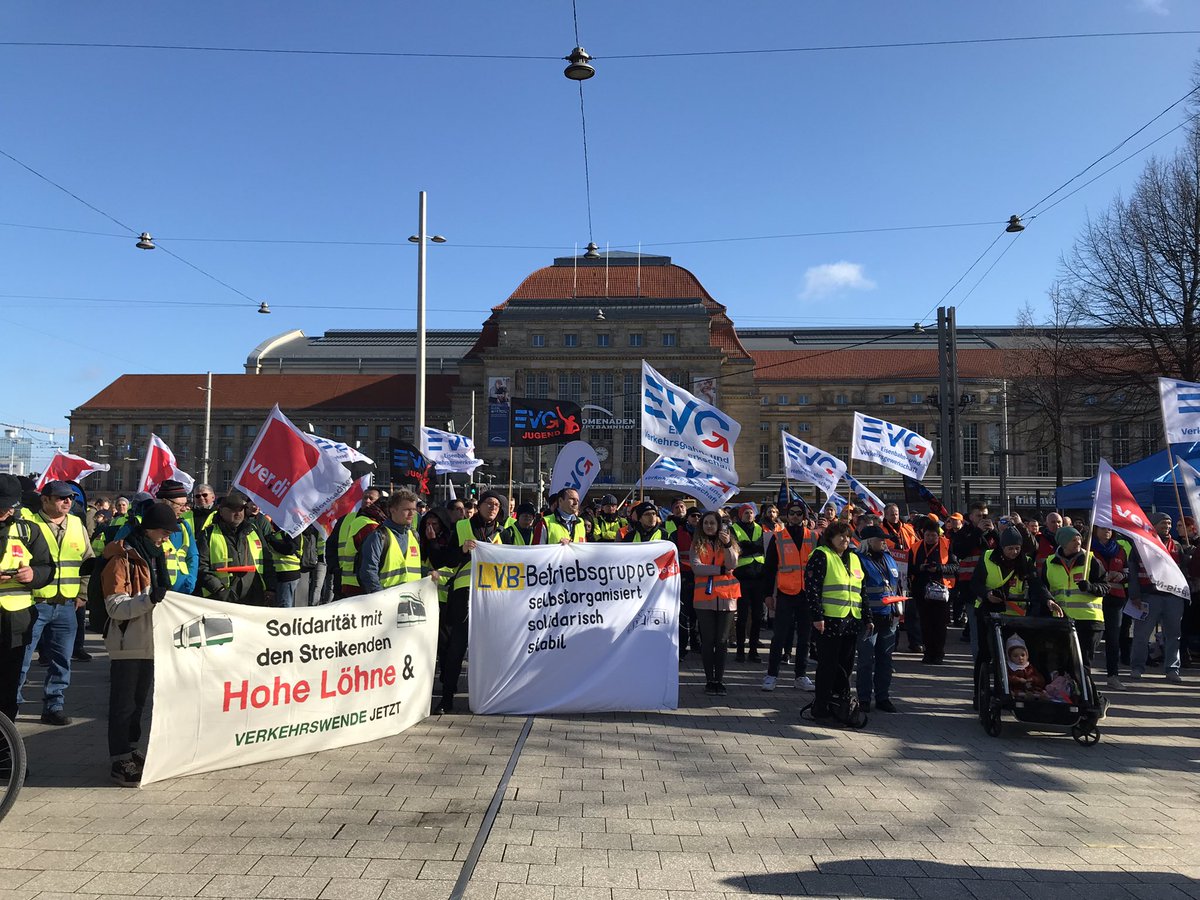 Heute ist kein Arbeitstag, heute ist #Streik.tag! <a href="/DeineEVG/">EVG</a> und <a href="/_verdi/">Ver.piss.di</a> Schulter an Schulter. Damit die Arbeitgeber verstehen, dass sich die Kolleg*innen nicht mit einem Appel&amp;Ei abspeisen lassen #zusammengehtmehr #gemeinsamgehtmehr