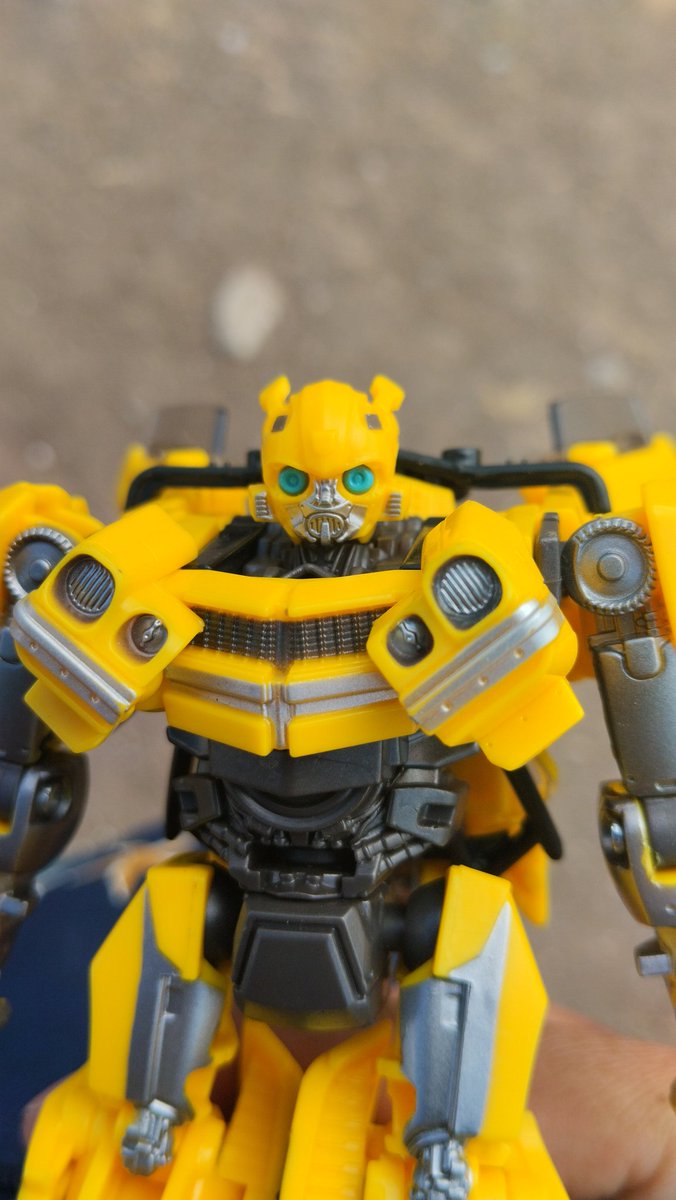 AndresMdfk's tweet photo. Sesion de fotos cutres #01
#Bumblebee #StudioSeries #100 

#rotb #transformers #autobots #fotos #riseofthebeast #decepcions #OptimusPrime #4x4 #hasbro #toys #colection #yellow #todoterreno https://t.co/6hzFoOJFzK