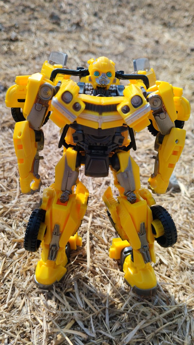 AndresMdfk's tweet photo. Sesion de fotos cutres #01
#Bumblebee #StudioSeries #100 

#rotb #transformers #autobots #fotos #riseofthebeast #decepcions #OptimusPrime #4x4 #hasbro #toys #colection #yellow #todoterreno https://t.co/6hzFoOJFzK